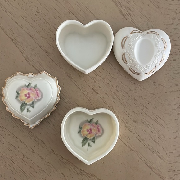 Lot of 2 Heritage House Heart-Shaped Music Trinket Boxes Porcelain Floral Design - Picture 7 of 8